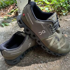 On cloud 5. Size 8. Hardly worn, just have too many pairs. Smoke Free home.